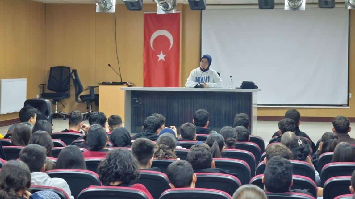 MEZUN ÖĞRENCİMİZ 12.SINIF ÖĞRENCİLERİMİZLE BULUŞTU